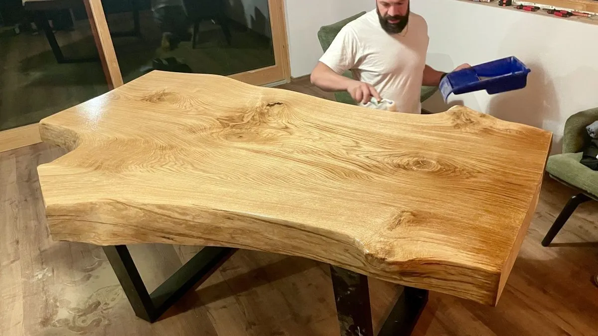 Masivní stůl do 10 tisíc korun