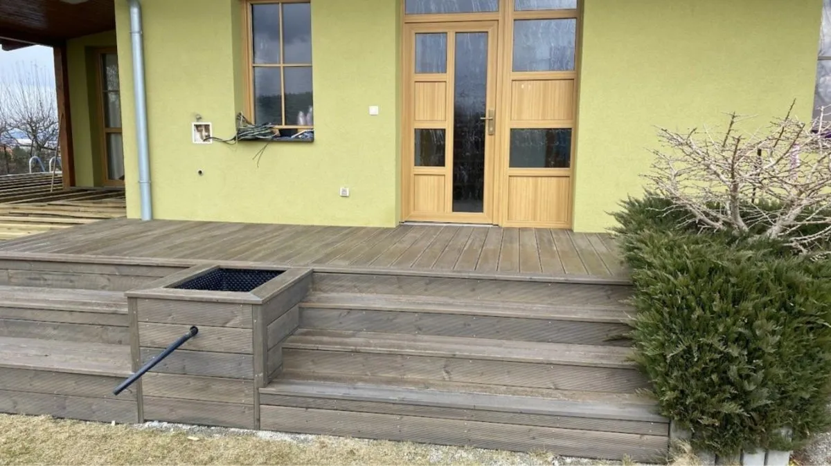 Konkurující materiál exotickým terasovým prknům