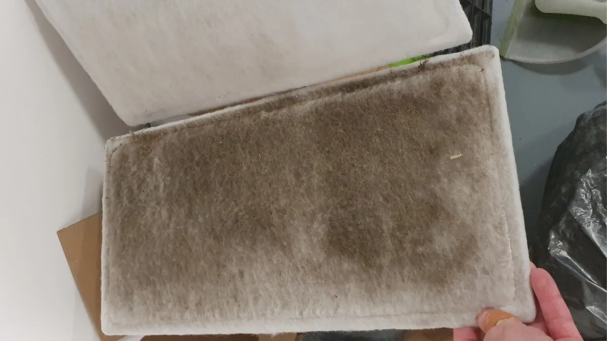 „Tohle všechno skončí v domě a my i naše děti to dýcháme,“ ukazuje Jiří