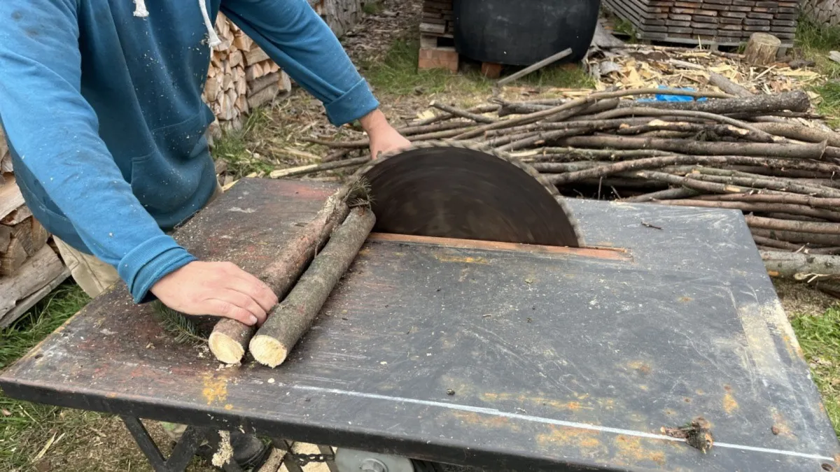 Při řezání palivového dřeva často dochází k nehodám