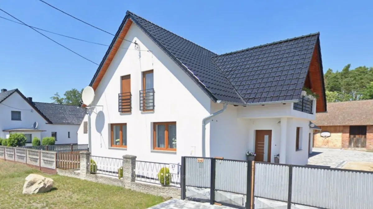 Mladí manželé si vlastnoručně postavili rodinný dům. Sotva se nastěhovali, přišli o něj