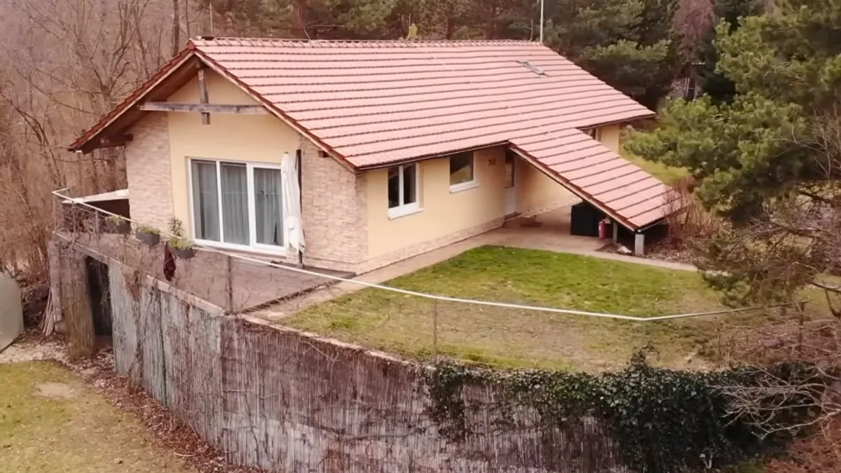 Stanislav si z kamene vyrobil akumulátor