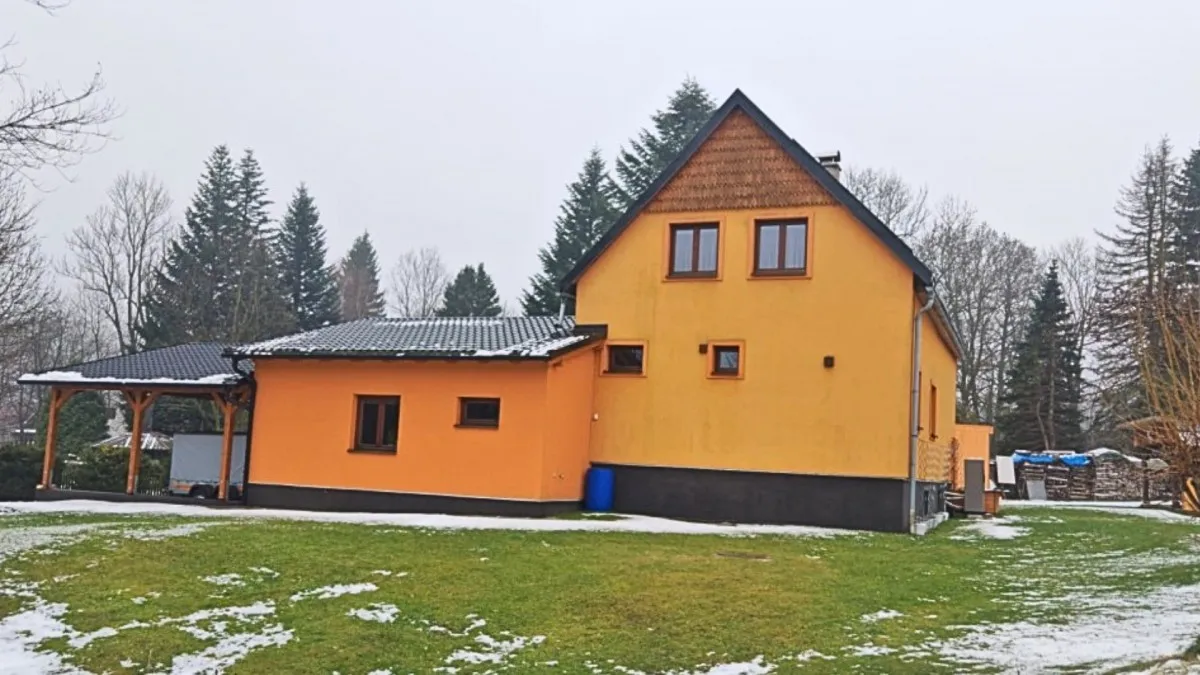 „Topení dřevem je špinavé, drahé a hlavně otravné,“ říká Jiří