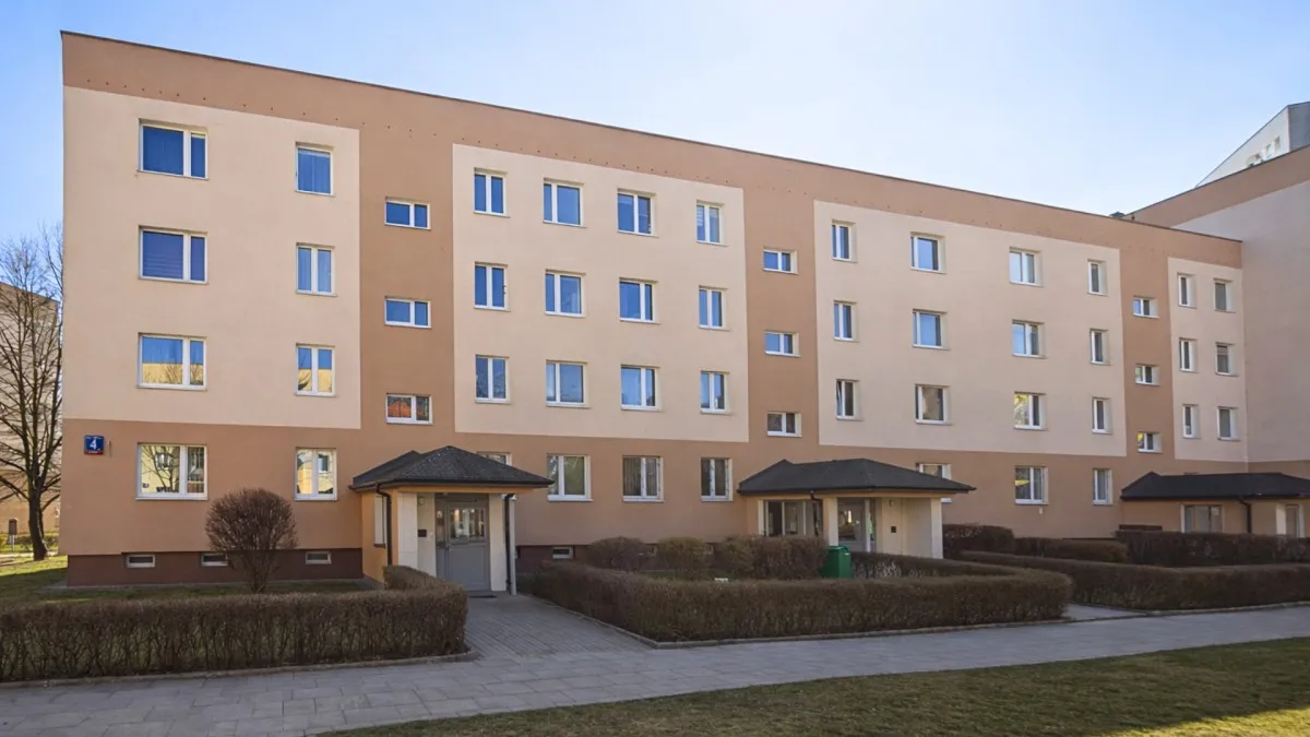 Eva vydělává 70 tisíc, přesto brala roky příspěvek na bydlení. Stát si na ni konečně došlápl